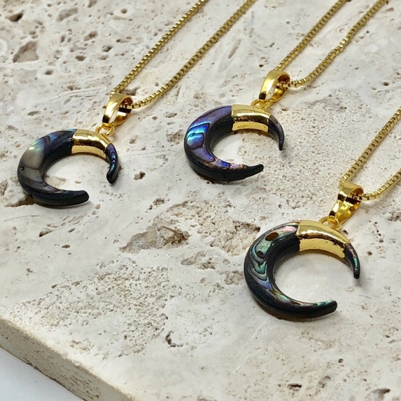 🆕Chandra | Abalone Crescent Moon Necklace - Picture 4 of 6
